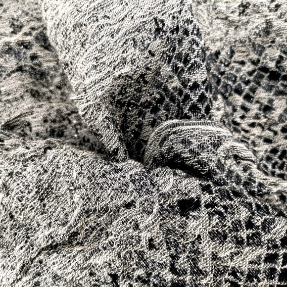 Ahujasons India Women’s O/S Black Gray Scarf - Picture 7 of 9